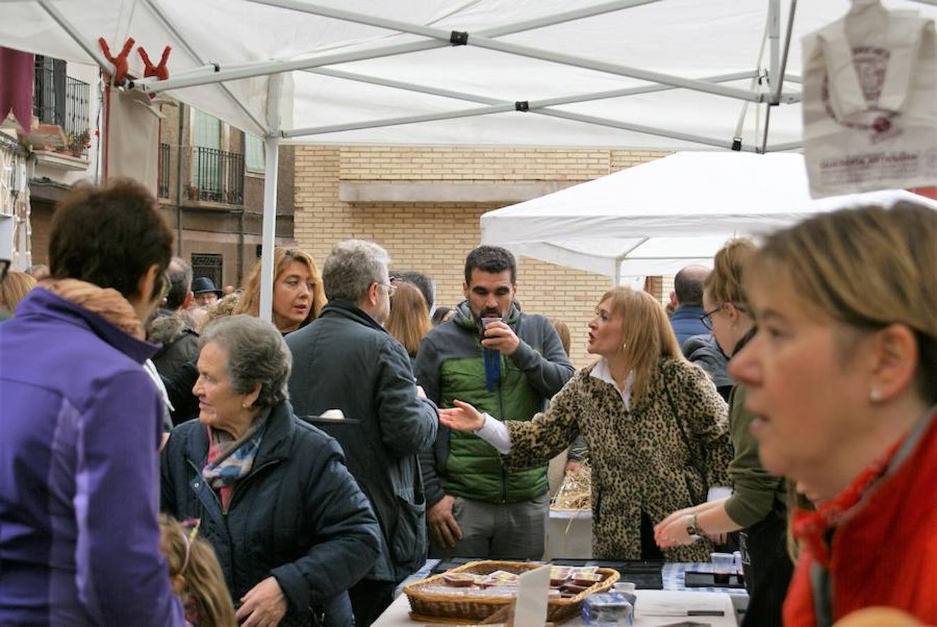 Angjuiano volvió a adr la bienvenida a todos los que quisieron probar un plato de caparrones y la cita, de hecho, va a más cada año. Hasta 1.300 raciones del plato de cuchara se repartieron en la localidad que ha hecho de su nombre un sinónimo del homenaje a la alubia local.