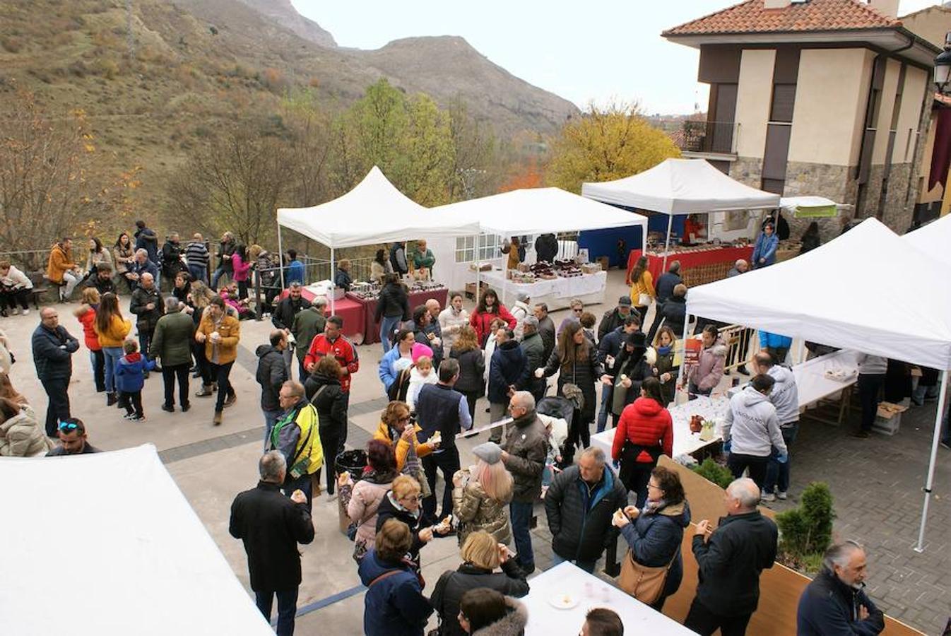 Angjuiano volvió a adr la bienvenida a todos los que quisieron probar un plato de caparrones y la cita, de hecho, va a más cada año. Hasta 1.300 raciones del plato de cuchara se repartieron en la localidad que ha hecho de su nombre un sinónimo del homenaje a la alubia local.