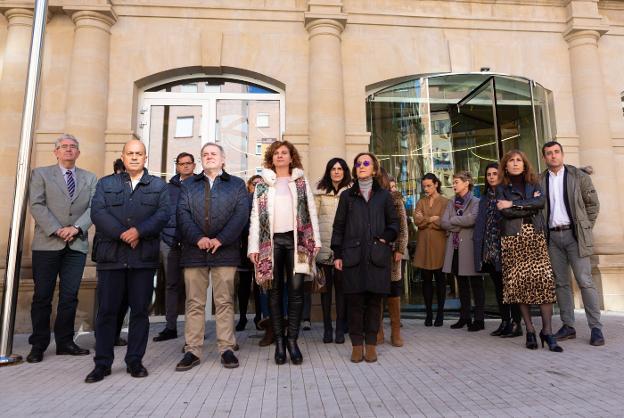 Una veintena de jueces y fiscales se concentraron ayer a las puertas del Palacio de Justicia para clamar por la separación de poderes. :: sonia tercero