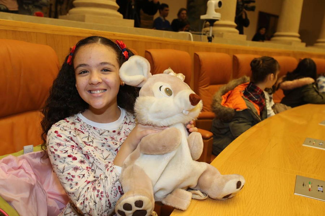 Un grupo de escolares de quinto de Primaria del Colegio Villapatro de Lardero han leído hoy, en el Parlamento de La Rioja, unos manifiestos, que previamente habían redactado junto a sus profesores, sobre cuatro derechos de la infancia en el acto del Día del Niño.