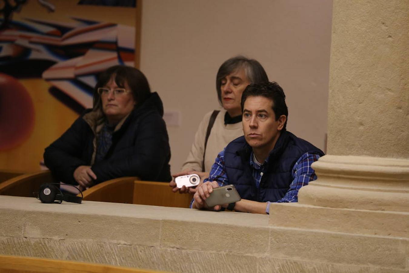 Un grupo de escolares de quinto de Primaria del Colegio Villapatro de Lardero han leído hoy, en el Parlamento de La Rioja, unos manifiestos, que previamente habían redactado junto a sus profesores, sobre cuatro derechos de la infancia en el acto del Día del Niño.