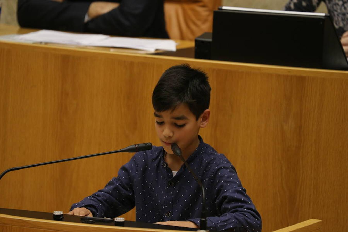 Un grupo de escolares de quinto de Primaria del Colegio Villapatro de Lardero han leído hoy, en el Parlamento de La Rioja, unos manifiestos, que previamente habían redactado junto a sus profesores, sobre cuatro derechos de la infancia en el acto del Día del Niño.