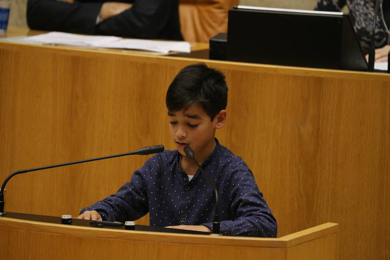 Un grupo de escolares de quinto de Primaria del Colegio Villapatro de Lardero han leído hoy, en el Parlamento de La Rioja, unos manifiestos, que previamente habían redactado junto a sus profesores, sobre cuatro derechos de la infancia en el acto del Día del Niño.