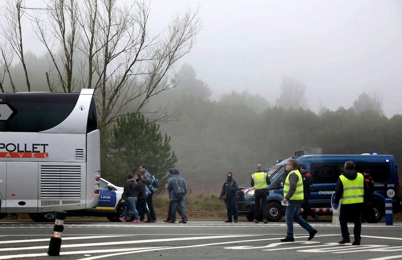 Evacuación de los viajeros del tren accidentado en los autobuses fletados por Renfe.