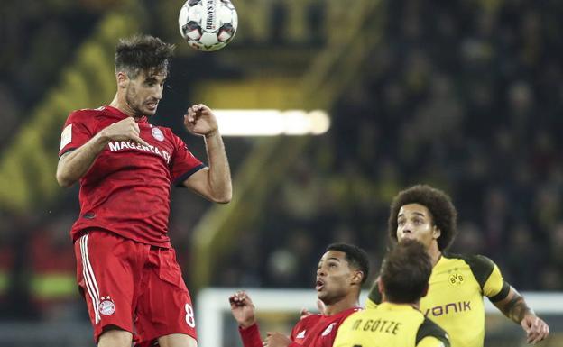 Javi Martínez, en un lance del duelo entre el Borussia Dortmund y el Bayern de Múnich del 10 de noviembre. 