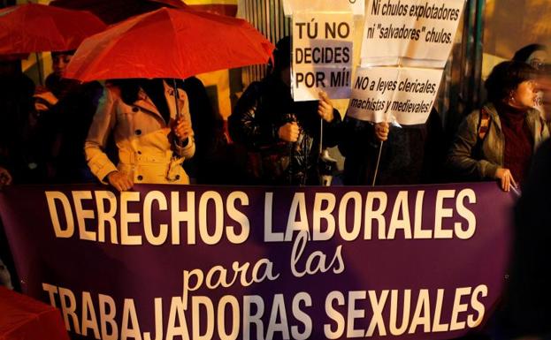 Concentración convocada por el sindicato de prostitutas OTRAS para exigir sus derechos laborales frente a la sede del PSOE, en Madrid. 