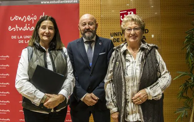 Matilde, Víctor y Charo ofrecieron ayer sus testimonios en la Universidad de La Rioja. :: justo rodríguez