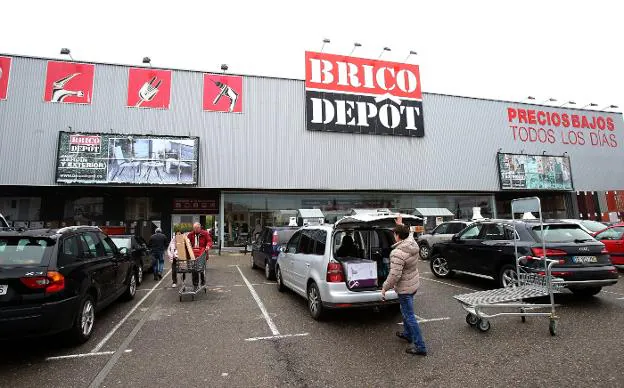 Imagen de la cadena de bricolaje, en el centro comercial de La Cañas. :: juan marÍN