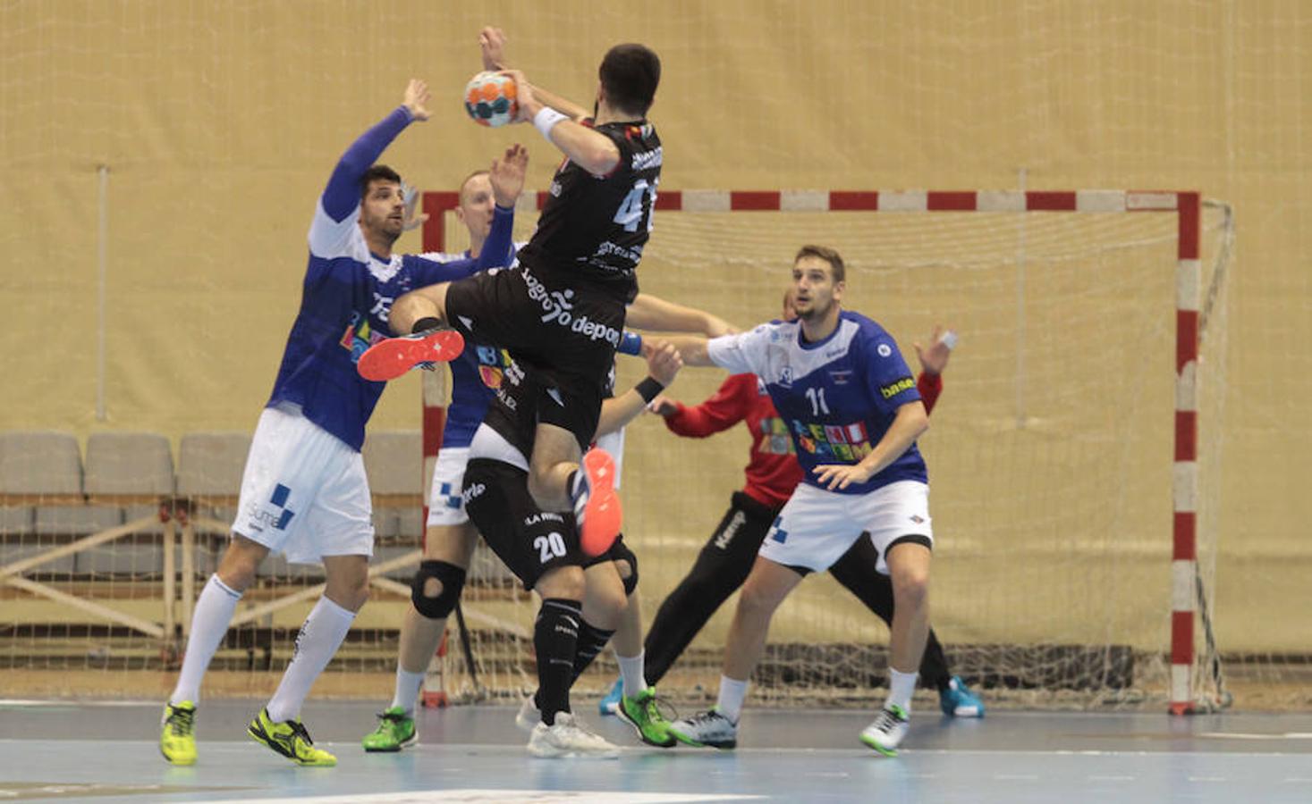 Dura y polémica derrota del Logroño contra el Benidorm por 24-23 en un partido que se cerró con uina polémica decisión arbitral con el tiempo finalizado y un penalti en contra. Un mal viaje de vuelta desde la costa alicantina.