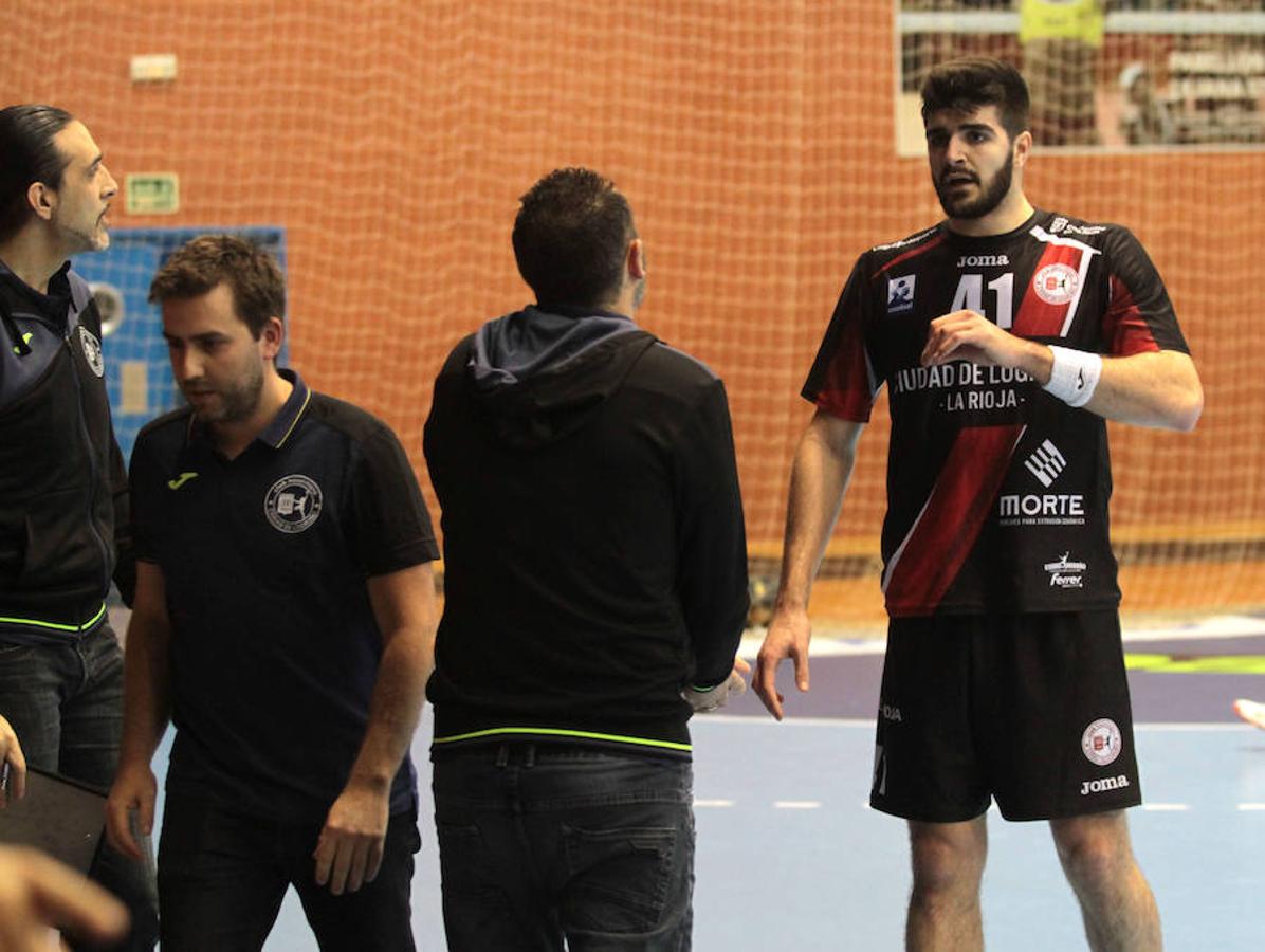 Dura y polémica derrota del Logroño contra el Benidorm por 24-23 en un partido que se cerró con uina polémica decisión arbitral con el tiempo finalizado y un penalti en contra. Un mal viaje de vuelta desde la costa alicantina.