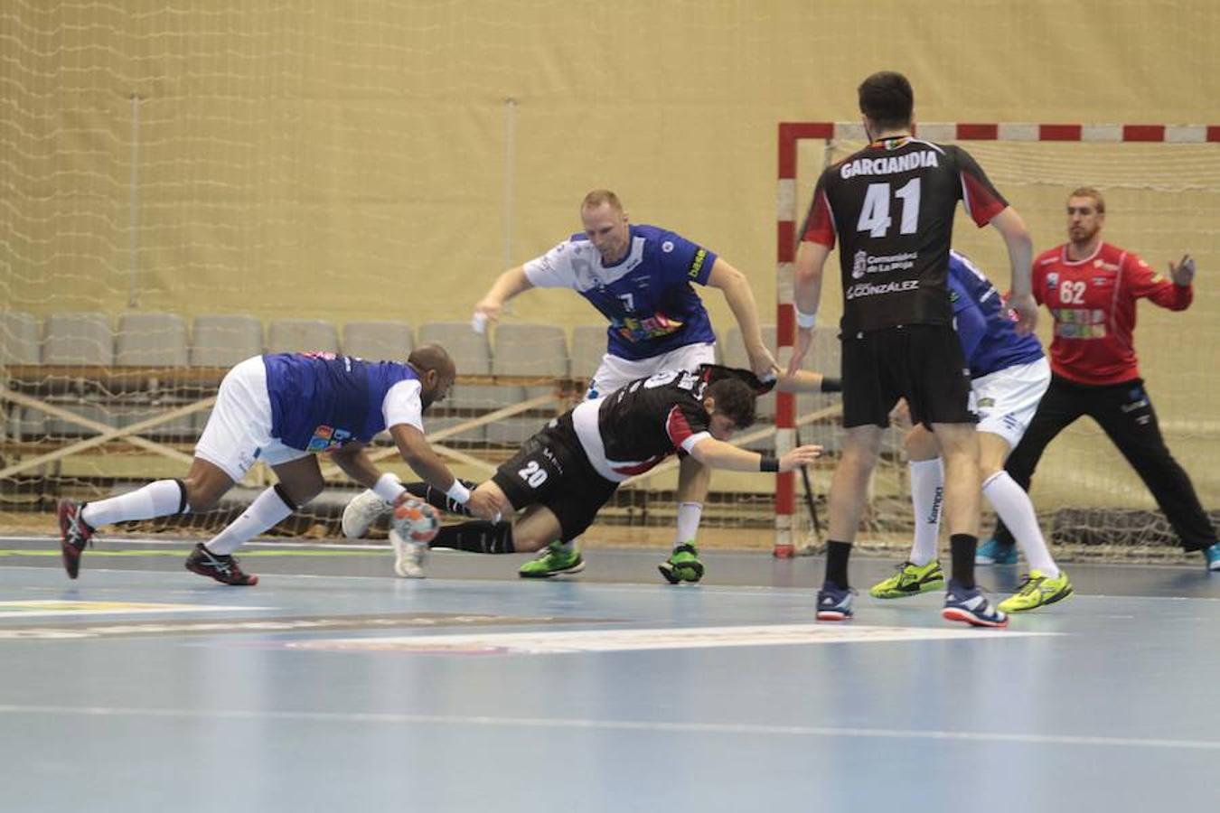 Dura y polémica derrota del Logroño contra el Benidorm por 24-23 en un partido que se cerró con uina polémica decisión arbitral con el tiempo finalizado y un penalti en contra. Un mal viaje de vuelta desde la costa alicantina.