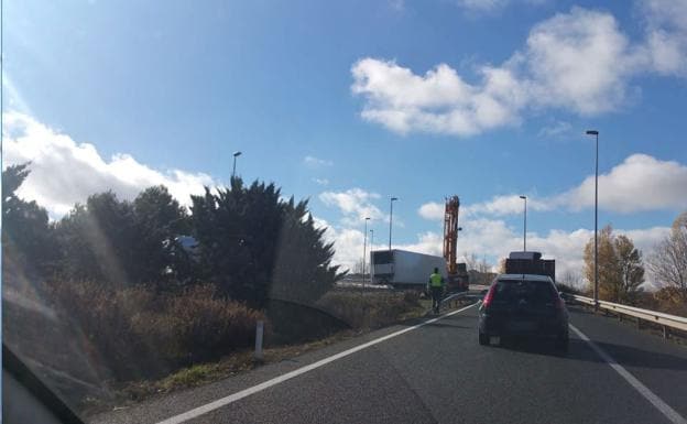 El remolque de un camión bloquea la entrada a la AP-68, en Logroño