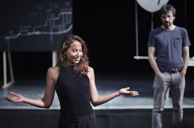 Irene Escolar e Israel Elejalde, en una escena de 'Un enemigo del pueblo', de Kamikaze. :: 