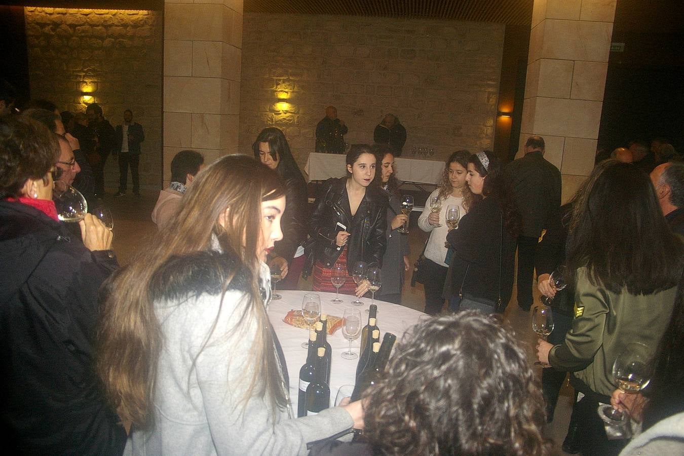 XVI Curso de Enología ´Ciudad de Cenicero´ organizado e impartido por la Universidad de La Rioja, dentro de sus Cursos de Verano. En esta edición las inscripciones han superado el centenar.