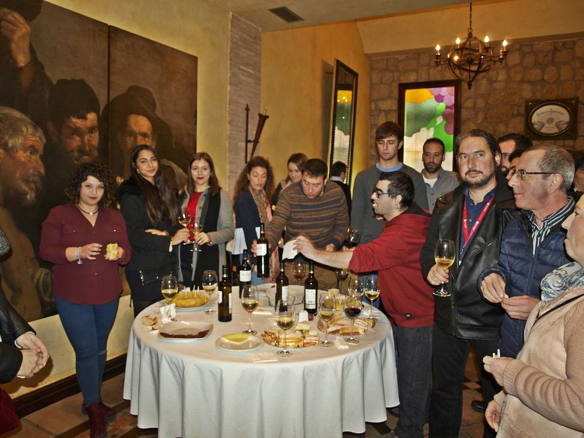 XVI Curso de Enología ´Ciudad de Cenicero´ organizado e impartido por la Universidad de La Rioja, dentro de sus Cursos de Verano. En esta edición las inscripciones han superado el centenar.