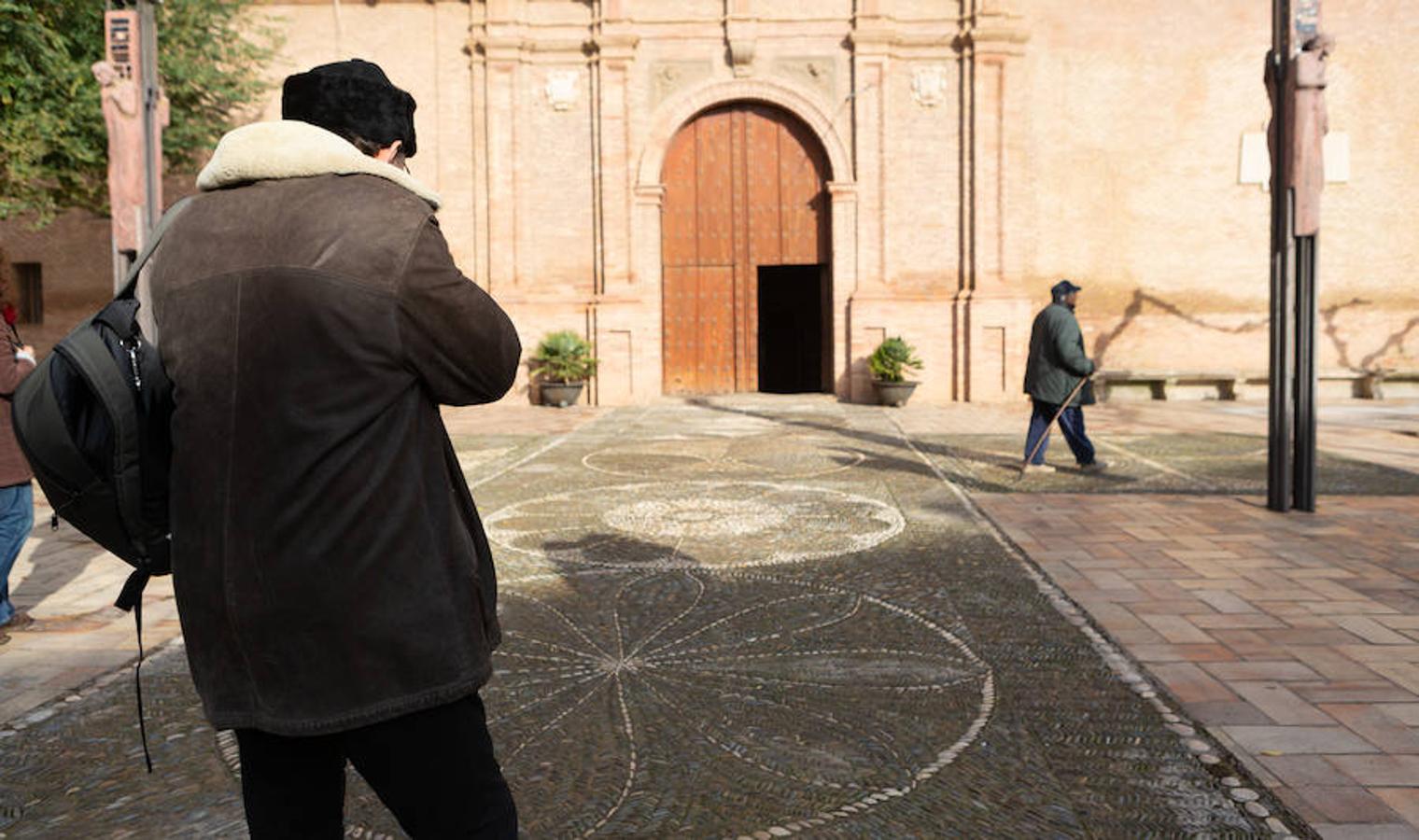 El sol y el buen tiempo se aliaron para hacer «la fotografía perfecta» en el VIII Rally Fotográfico del Rioja, que ayer reunió a 95 participantes y recorrió rincones y bodegas de Aldeanueva, Azagra y Navarrete.