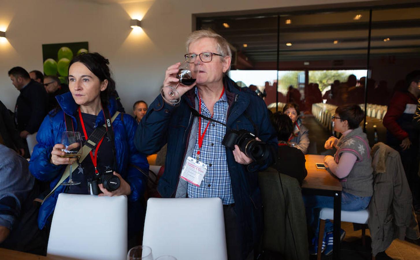 El sol y el buen tiempo se aliaron para hacer «la fotografía perfecta» en el VIII Rally Fotográfico del Rioja, que ayer reunió a 95 participantes y recorrió rincones y bodegas de Aldeanueva, Azagra y Navarrete