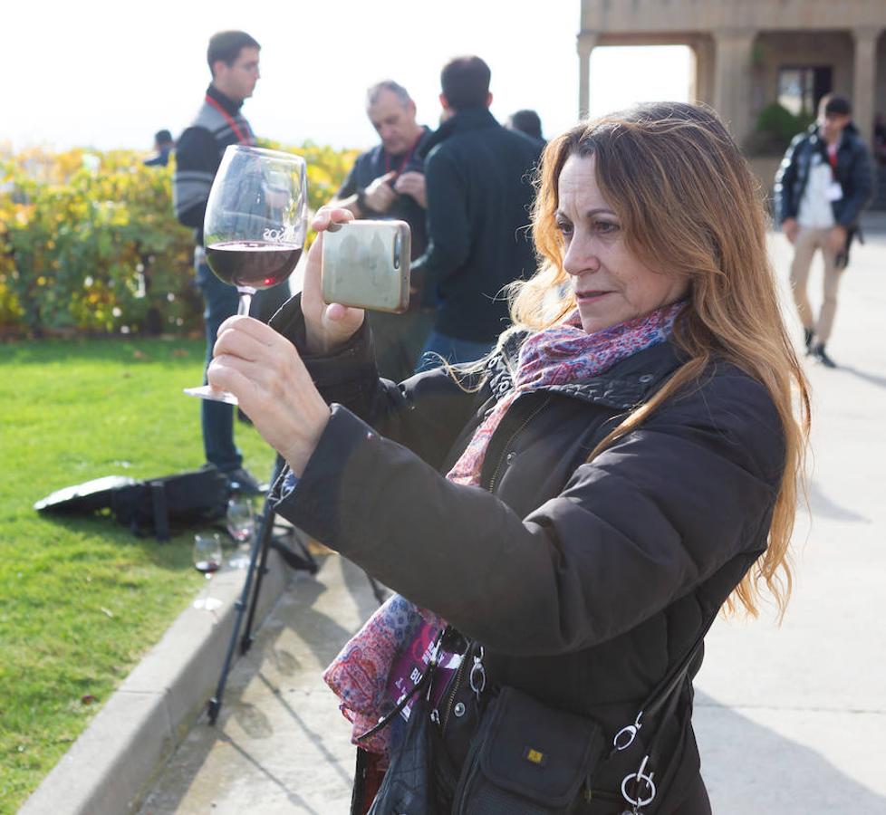 El sol y el buen tiempo se aliaron para hacer «la fotografía perfecta» en el VIII Rally Fotográfico del Rioja, que ayer reunió a 95 participantes y recorrió rincones y bodegas de Aldeanueva, Azagra y Navarrete 