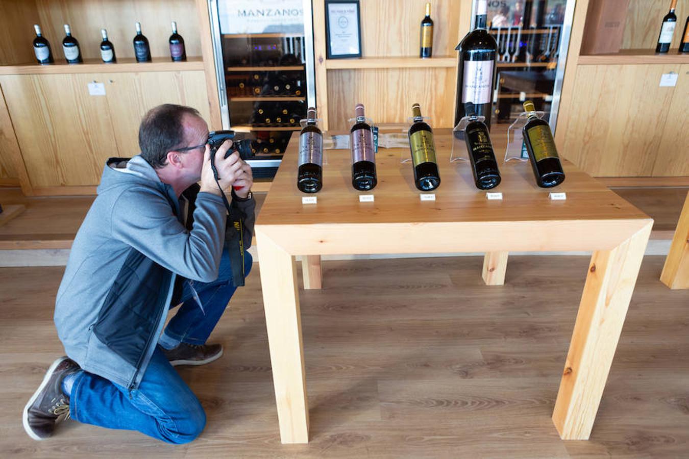 El sol y el buen tiempo se aliaron para hacer «la fotografía perfecta» en el VIII Rally Fotográfico del Rioja, que ayer reunió a 95 participantes y recorrió rincones y bodegas de Aldeanueva, Azagra y Navarrete 