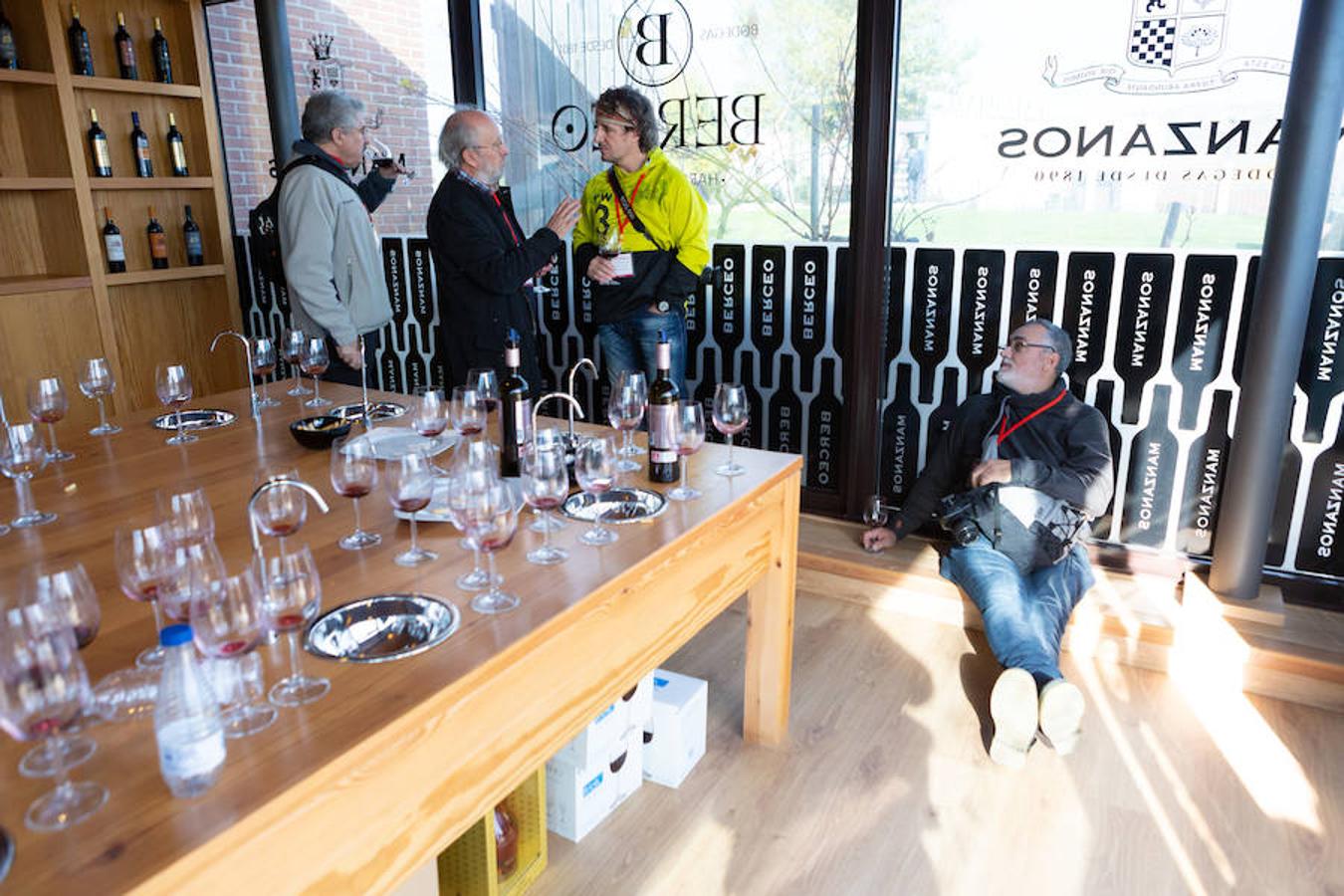 El sol y el buen tiempo se aliaron para hacer «la fotografía perfecta» en el VIII Rally Fotográfico del Rioja, que ayer reunió a 95 participantes y recorrió rincones y bodegas de Aldeanueva, Azagra y Navarrete 