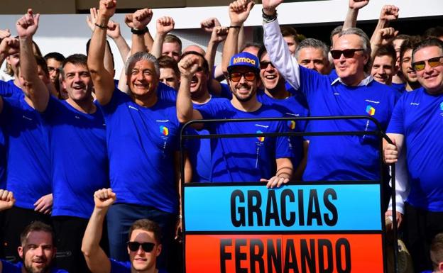 Fernando Alonso posa con su equipo en el GP de Abu Dabi