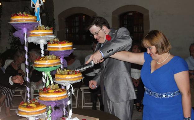 Barcelona. Andy y Eva cortan el pastel de su boda.