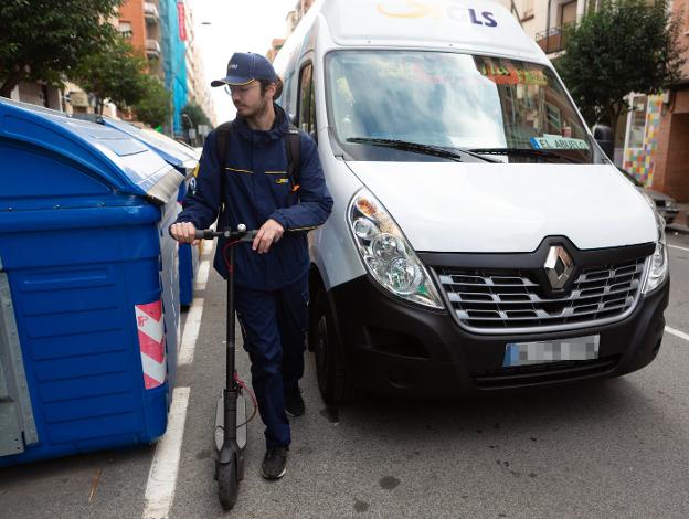 Los mensajeros recogen las entregas del día y las llevan hasta su destino. 