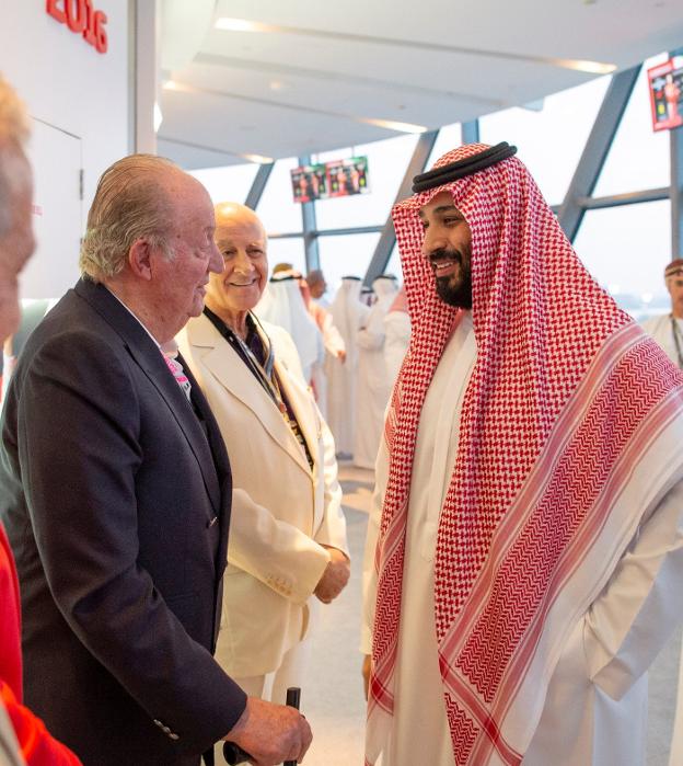 El rey Juan Carlos saluda el domingo al príncipe Salman. :: Reuters