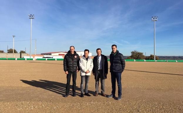 Conrado Escobar y Diego Azcona, en el campo de fútbol en una fase intermedia de las obras. 