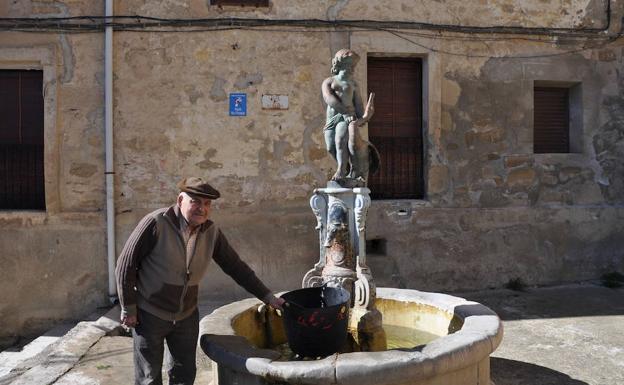 Vecino de Treviana recogiendo agua de la fuente del pueblo. 