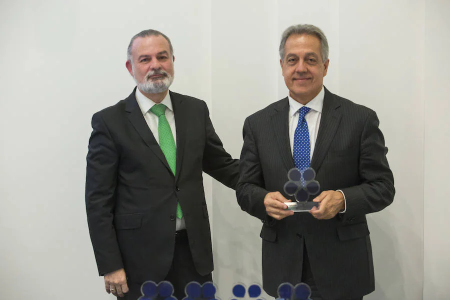Jesús González (izq.), director de Aquí Europa, y José Miguel Luengo, que recogió el galardón en nombre de Miguel Castillo.