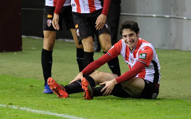 Pablo Bobadilla sonríe después de celebrar con sus compañeros el gol del pasado domingo al Vitoria. 