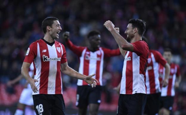 Óscar de Marcos y Aritz Aduriz celebran uno de los goles al Huesca. 