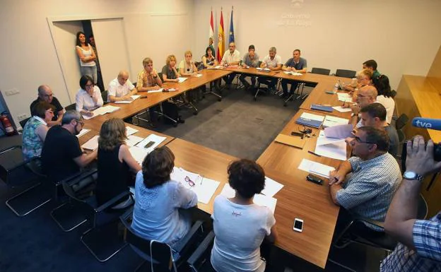 Mesa de negociación con los funcionarios riojanos, en el mes de julio.