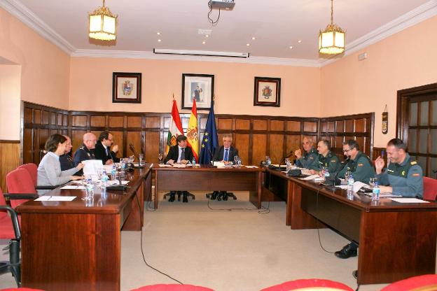 Un momento de la reunión, ayer, de la Junta de Seguridad de Santo Domingo de la Calzada. :: F. D.