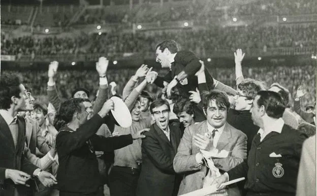 Imagen icónica del árbitro Ortiz de Mendíbil, sacado a hombros del Bernabéu en la final de la Copa de Europa de 1969.