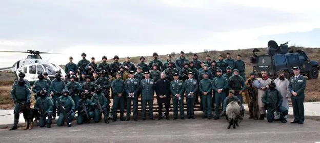 Agentes de la UAR y mandos de la Guardia Civil junto a Fernando Grande-Marlaska en el Polígono de Experiencias de Fuerzas Especiales de Logroño. :: miguel herreros