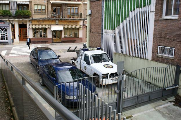 La grúa, que hasta ahora gestionaba la Policía Local, junto al cuartel del cuerpo de seguridad. 