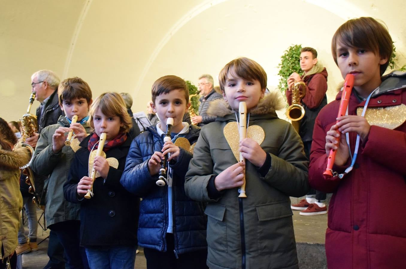 La capital de La Rioja procedió al tradicional encendido del alumbrado navideño en un acto que congregó a numeroso público en torno a la Concha del Espolón