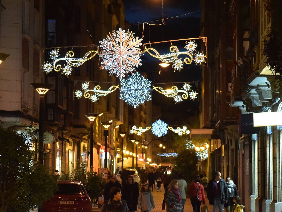 La capital de La Rioja procedió al tradicional encendido del alumbrado navideño en un acto que congregó a numeroso público en torno a la Concha del Espolón