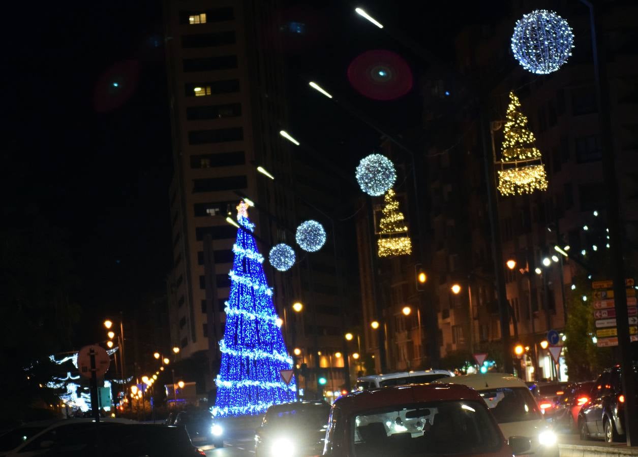 La capital de La Rioja procedió al tradicional encendido del alumbrado navideño en un acto que congregó a numeroso público en torno a la Concha del Espolón