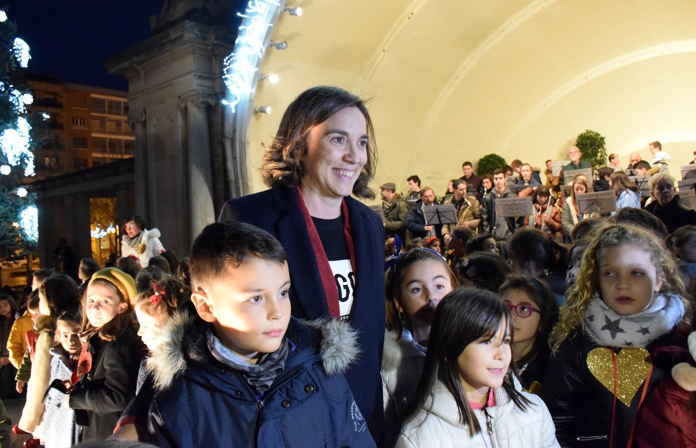 La capital de La Rioja procedió al tradicional encendido del alumbrado navideño en un acto que congregó a numeroso público en torno a la Concha del Espolón