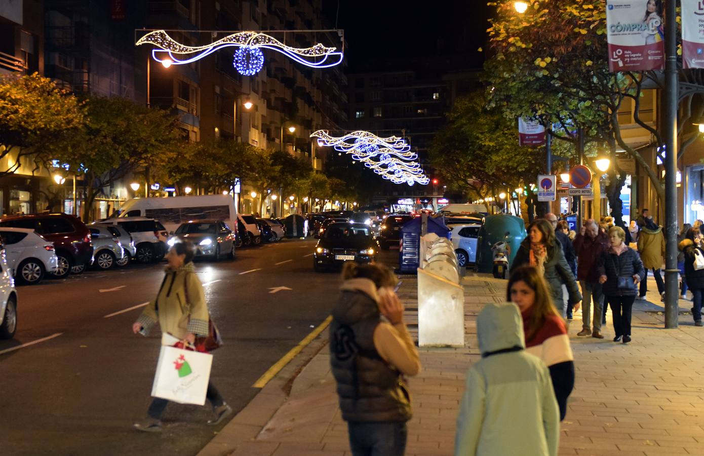 La capital de La Rioja procedió al tradicional encendido del alumbrado navideño en un acto que congregó a numeroso público en torno a la Concha del Espolón