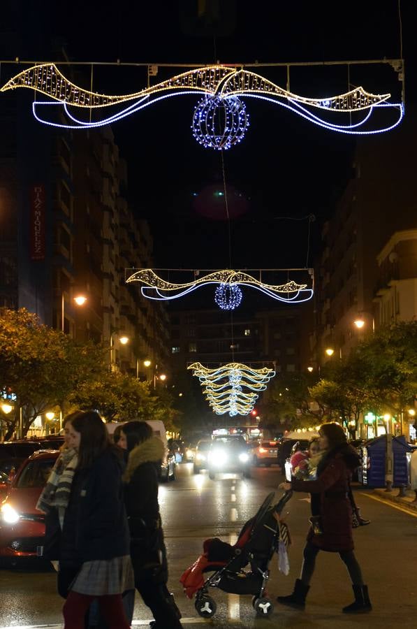 La capital de La Rioja procedió al tradicional encendido del alumbrado navideño en un acto que congregó a numeroso público en torno a la Concha del Espolón