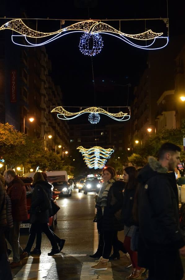 La capital de La Rioja procedió al tradicional encendido del alumbrado navideño en un acto que congregó a numeroso público en torno a la Concha del Espolón