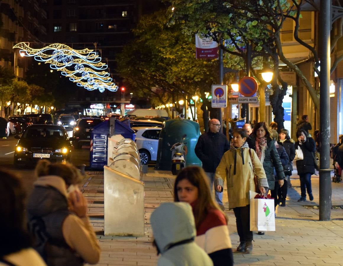 La capital de La Rioja procedió al tradicional encendido del alumbrado navideño en un acto que congregó a numeroso público en torno a la Concha del Espolón