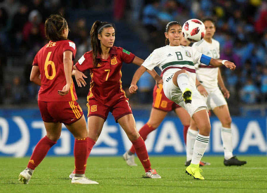 La selección española femenina Sub'17 terminó invicta y alcanzó este sábado su primer título en el Mundial de la categoría gracias al triunfo por 2-1 sobre México, con un doblete de la goleadora Claudia Pina, en el torneo que se disputó en Uruguay.