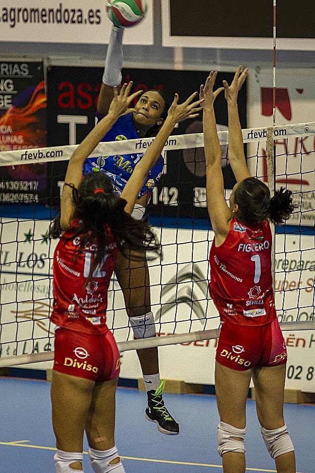 Belcher rematando por encima del bloqueo de Cajasol. :: DONÉZAR