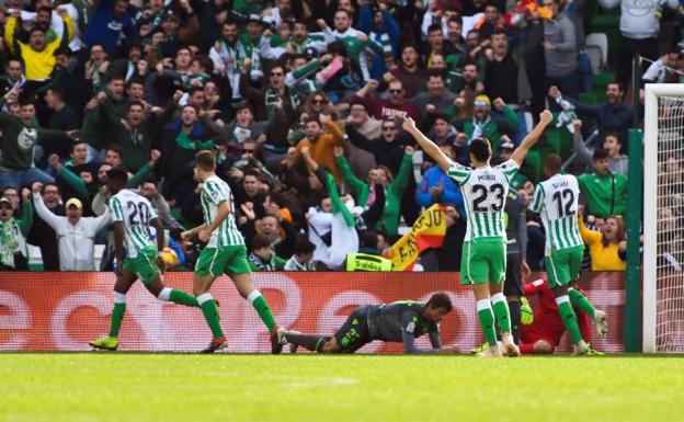 Los jugadores del Betis celebran el gol de la victoria del Betis ante la Real Sociedad.