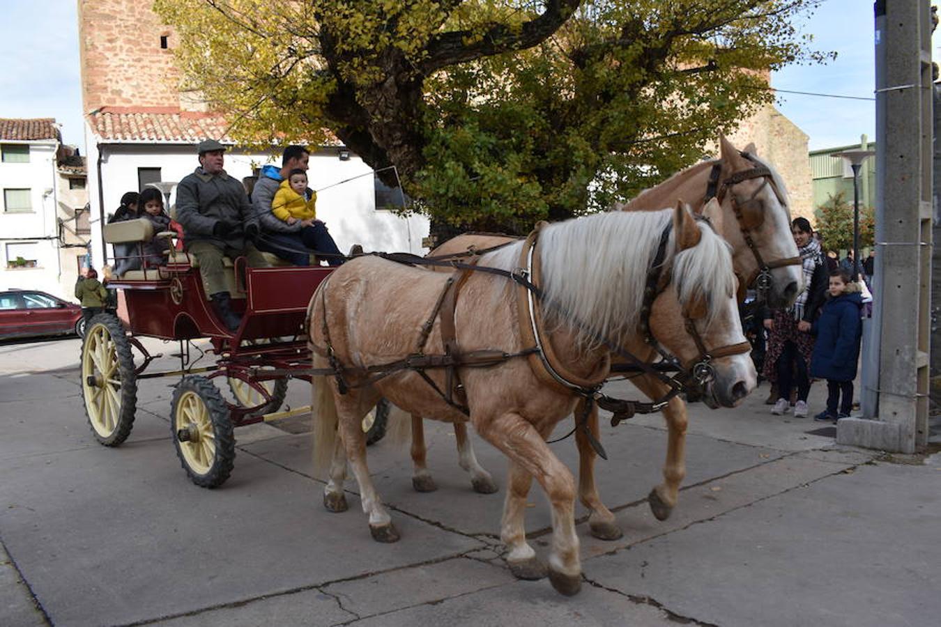 Fantástico ambiente en el frontón de Sorzano con motivo del mercadillo local y de la puesta en escena del belén mecánico. Niños y mayores han disfrutado de la animación en la localidad ubicada en las faldas de Moncalvillo.